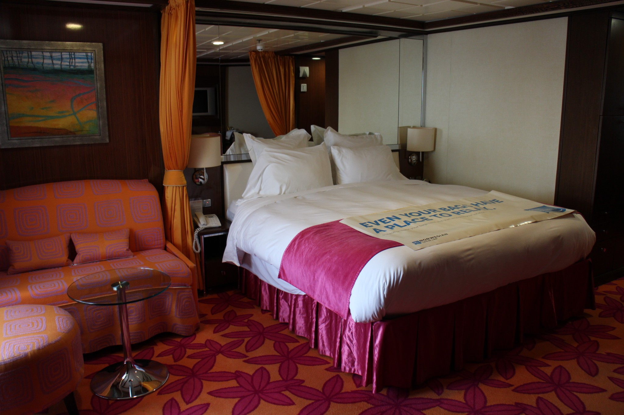 Norwegian Jewel Forward Penthouse with Large Balcony Bed