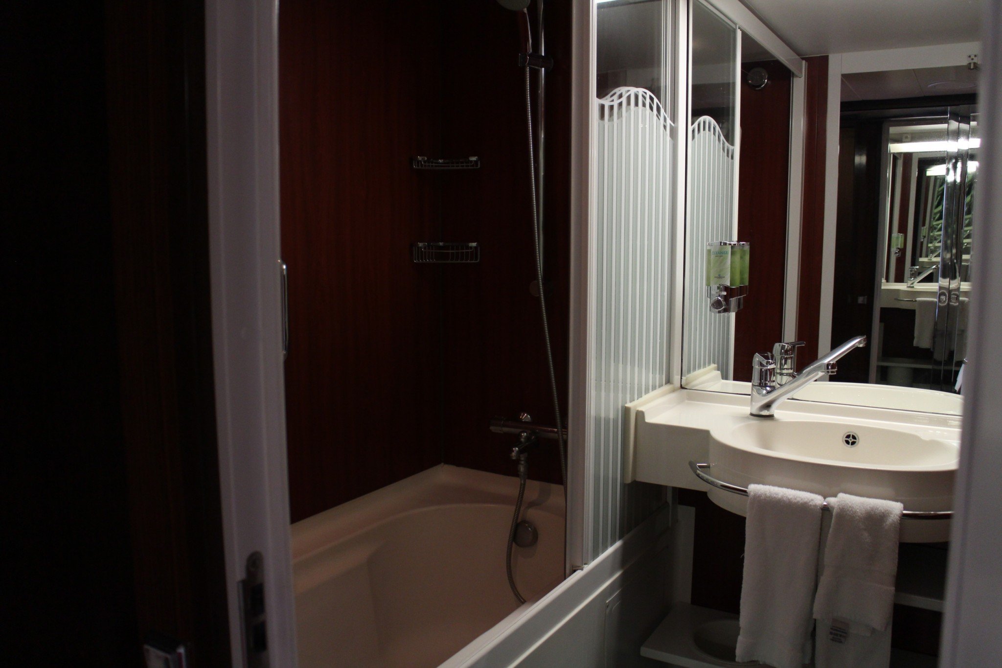 Norwegian Jewel Forward Penthouse with Large Balcony bathroom 1