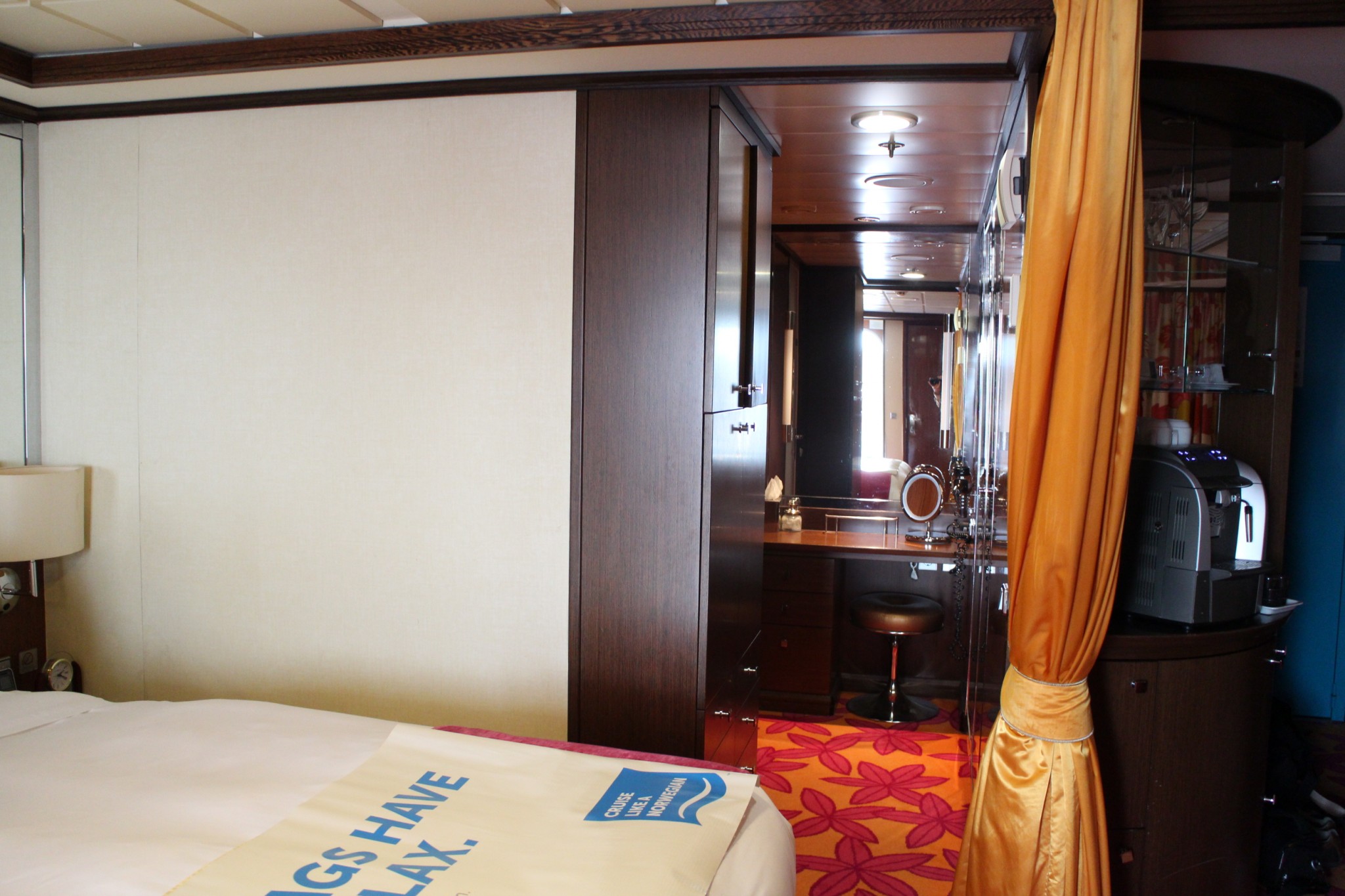 Norwegian Jewel Forward Penthouse with Large Balcony dressing area