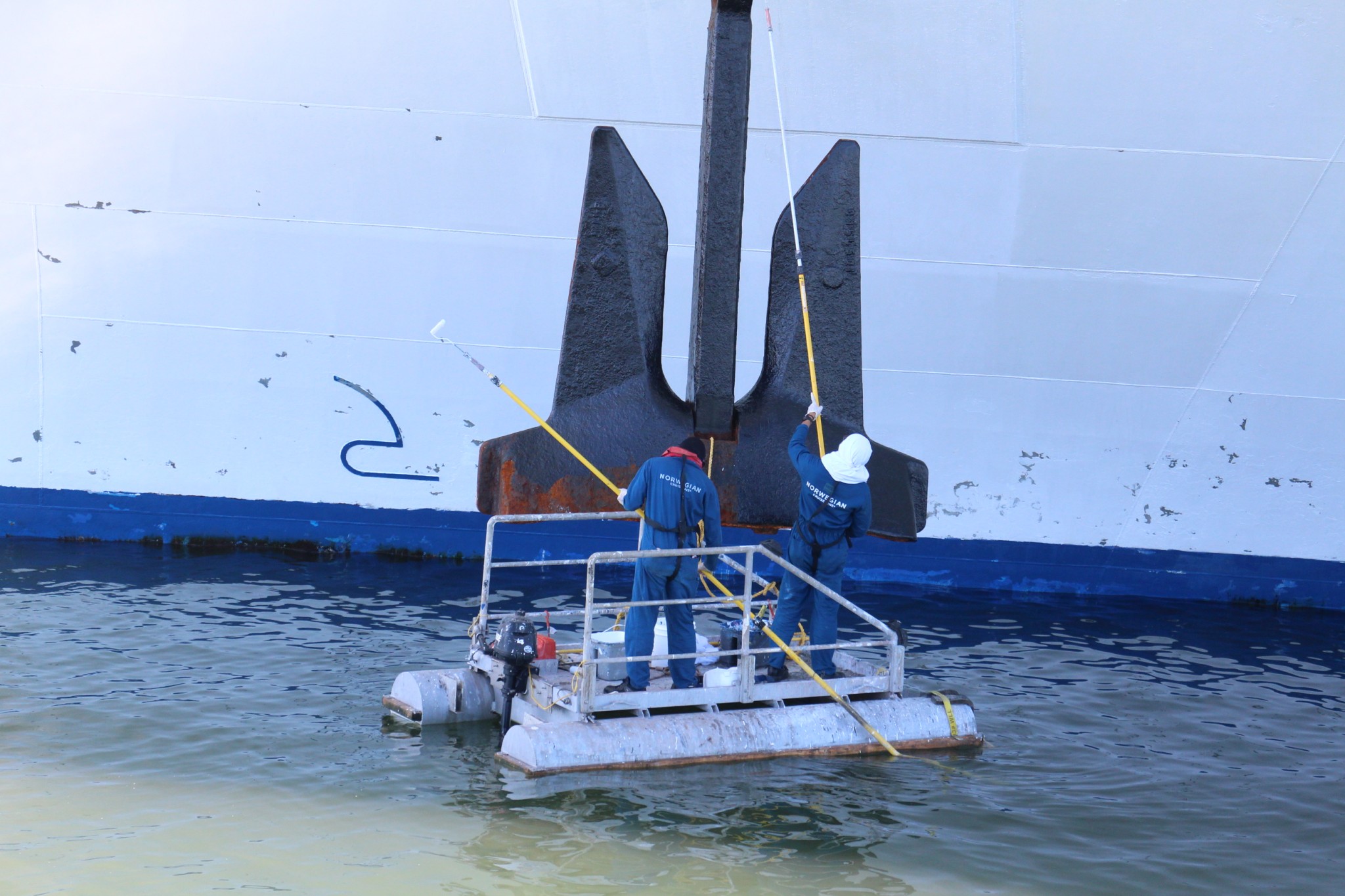 Norwegian Jewel crew