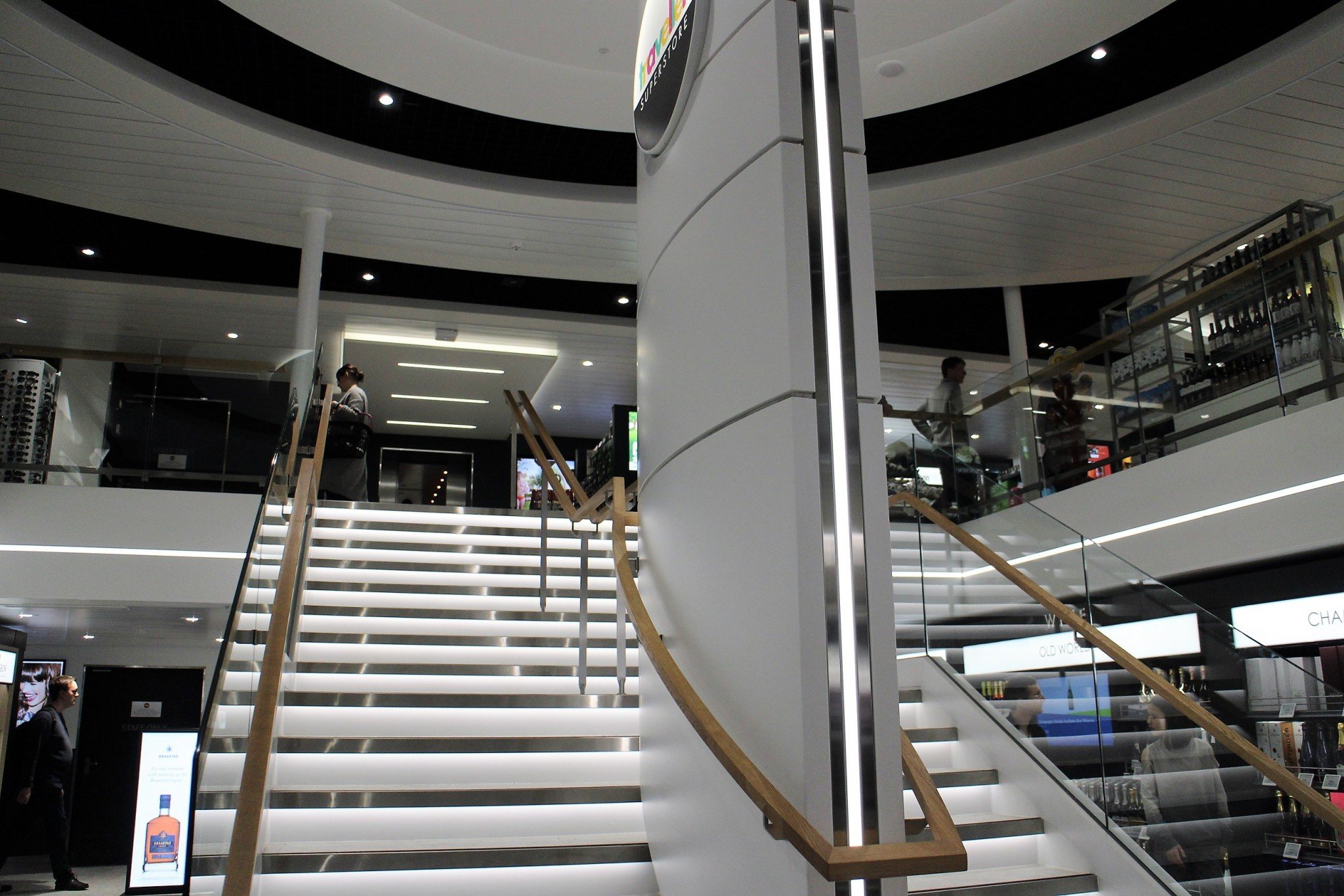 Megastar Traveller Superstore portaikko