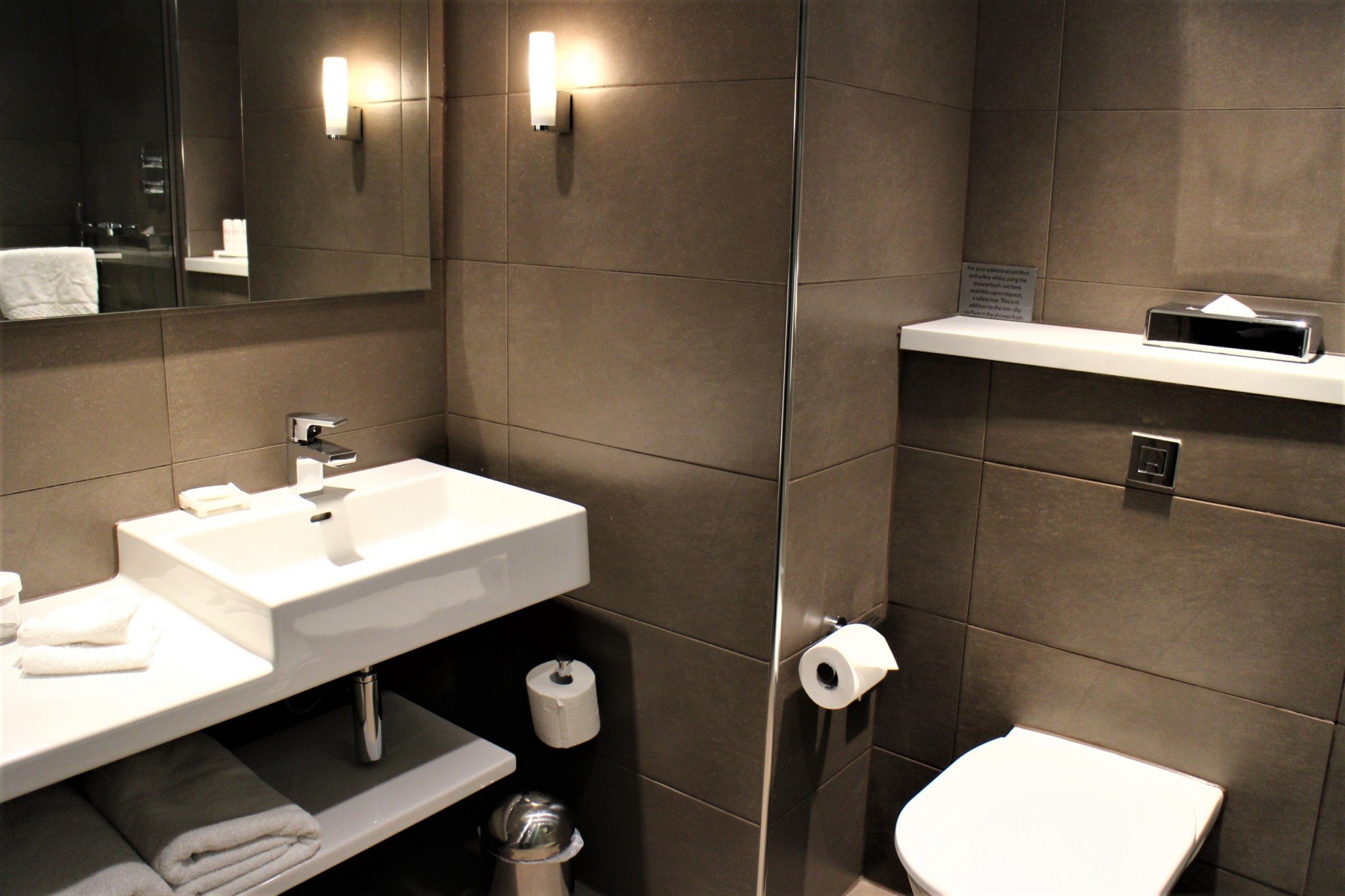 Radisson Blu Manchester Airport Business Room Bathroom