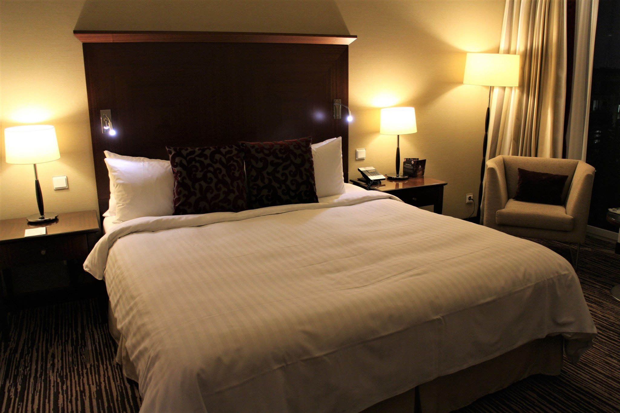 Berlin Marriott Deluxe Room bed