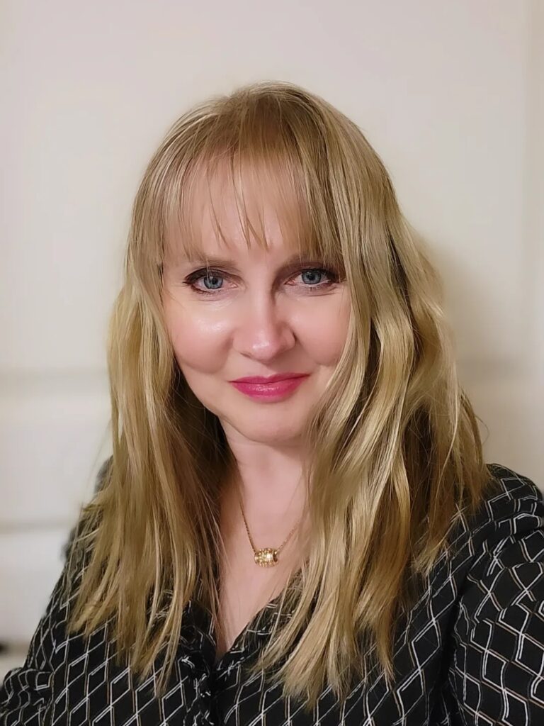 50-vuotias nainen juhlameikki